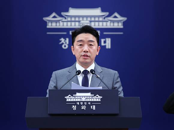 이재명 대통령 전략경제협력 특사로 아랍에미리트(UAE)를 방문하고 귀국한 강훈식 비서실장이 18일 청와대 춘추관에서 특사 활동 관련 브리핑을 하고 있다. 2026.3.18 [사진=연합뉴스]