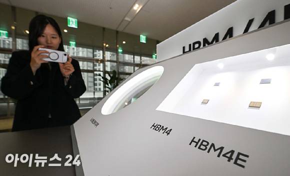 18일 경기 수원시 영통구 수원컨벤션센터에서 열린 '제57기 삼성전자 정기주주총회'에 HBM4, HBM4E 메모리가 전시돼 있다. [사진=곽영래 기자]