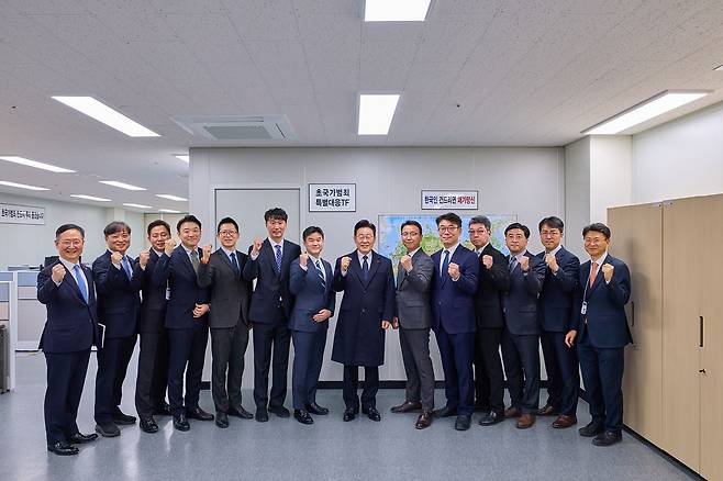 이재명 대통령이 지난 1월 26일 서울 종로구 정부서울청사 창성동 별관에 있는 초국가범죄 특별대응 TF 사무실을 격려 방문해 직원들과 기념 촬영을 하고 있다. 청와대 제공, 연합뉴스