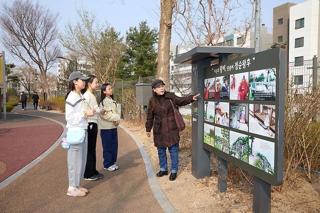 소중 학생기자단은 홍미영(맨 오른쪽) 해설사와 함께 단종과 정순왕후의 발자취를 따라 종로구 숭인동 골목길을 탐방했다.