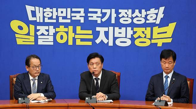 더불어민주당 조승래 사무총장이 지난 1일 국회에서 열린 비공개 최고위원회의를 마친 뒤 결과를 발표하고 있다. 민주당은 이날 금품 제공 의혹이 불거진 김관영 전북지사에 대해 최고위원 만장일치로 제명했다. [연합뉴스]