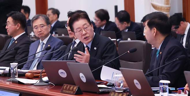 이재명 대통령이 6일 오전 청와대에서 열린 제14회 국무회의 겸 제4차 비상경제점검회의에서 구윤철 경제부총리와 토론하고 있다. [청와대사진기자단]