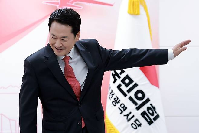 국민의힘 장동혁 대표가 6일 인천 남동구 인천시당에서 열린 현장 최고위원회의에 참석하며 국민의힘 인천 지역 예비후보들의 응원에 손을 흔들고 있다. 연합뉴스