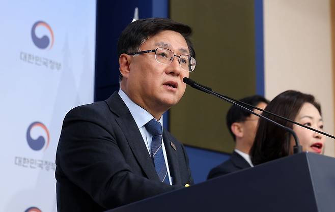 김성환 기후에너지환경부 장관이 6일 서울 종로구 정부서울청사에서 에너지 대전환 추진 계획 브리핑을 하고 있다. 뉴스1