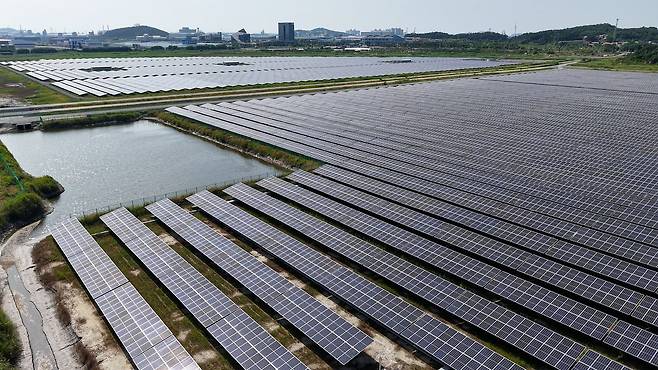 정부는 2030년 이전 재생에너지 설비용량 100GW 달성을 위해 신규 공장 등에 태양광 발전 설비를 의무화하는 방안을 추진하기로 했다. 사진은 새만금 태양광 발전 시설. 새만금개발청