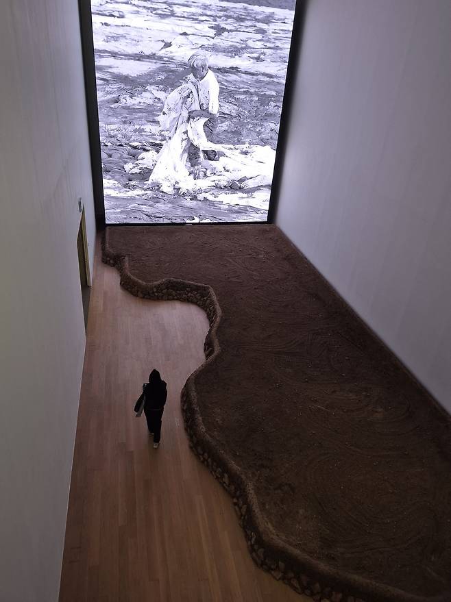 뮤지엄 산 청조갤러리 3에서는 이배의 고향인 경북 청도의 밭에서 퍼온 흙을 깔고 9m 스크린에 13분 5초 영상을 상영한다. 원주=권근영 기자