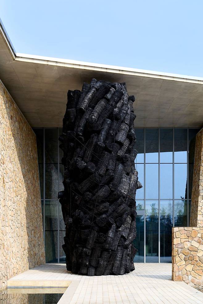 안도 다다오가 설계한 원주 뮤지엄 산 본관 입구를 가로막듯 설치한 '불로부터(Issu du feu)'. 사진 뮤지엄 산