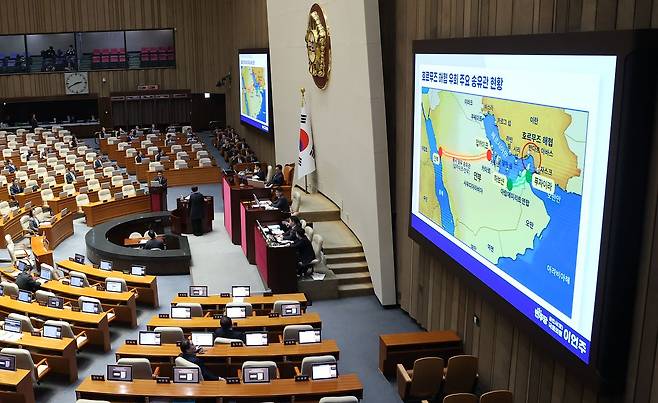 김민석 국무총리가 6일 서울 여의도 국회에서 열린 제434회국회(임시회) 제2차 본회의 경제분야 대정부질문에서 이언주 더불어민주당 의원의 질의를 듣고 있다. 뉴스1