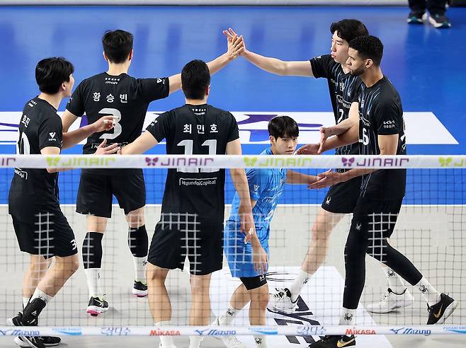 6일 오후 충남 천안시 서북구 유관순체육관에서 열린 2025-2026 V-리그 남자부 챔피언결정전 3차전 현대캐피탈과 대한항공의 경기, 현대캐피탈 허수봉이 황승빈과 기쁨을 나누고 있다. 뉴스1