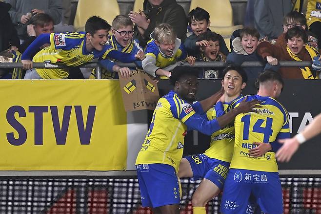 마츠자와 카이토(오른쪽 둘째)가 골을 터트린 뒤 동료들의 축하를 받고 있다. 벨기에 프로축구 신트트라위던은 일본 선수들의 성장을 돕고 있다. AFP=연합뉴스