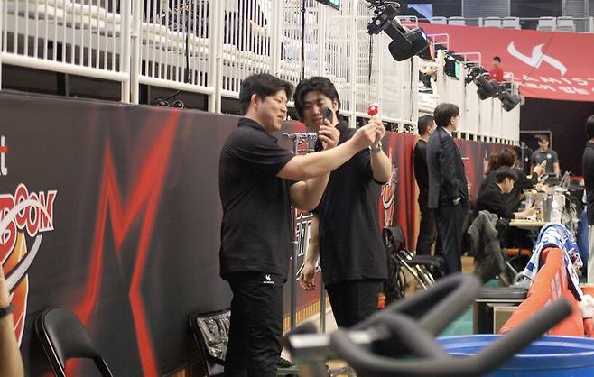 ▲사탕 산타 인증샷을 남기는 KT 트레이너들