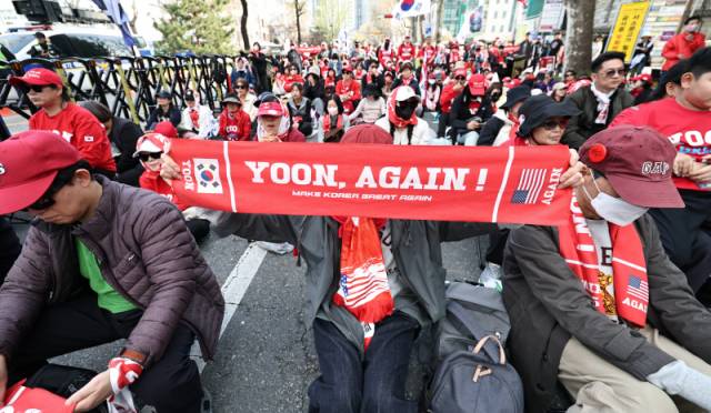 이날 서울 종로구 안국역 5번 출구 앞에서 윤 전 대통령 지지자들이 ‘윤 어게인 집회’를 하고 있다. 연합뉴스