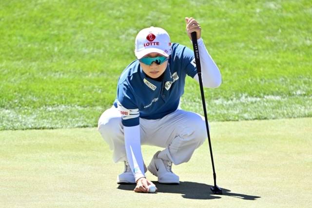 ▲ 김효주가 6일(한국 시간) 미국 네바다 라스베이거스 섀도우 크릭 골프 코스에서 열린 아람코 챔피언십 최종 라운드에서 그린을 살피고 있다. AFP/연합뉴스