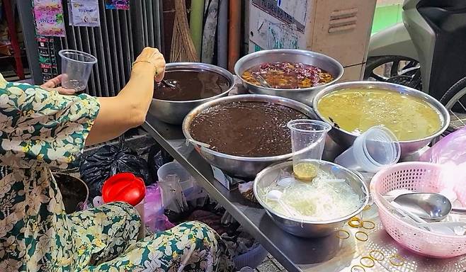 양재기를 여러 개 동원한 쩨 노점. / 사진. ⓒ신예희