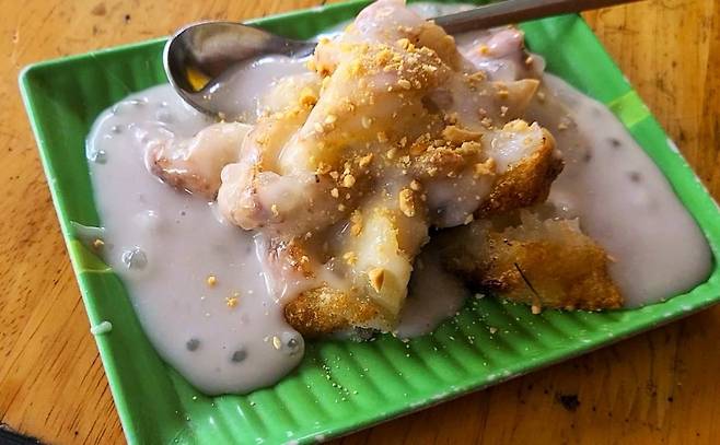 바나나에 찹쌀밥까지 들어간 든든한 쩨 추오이. / 사진. ⓒ신예희