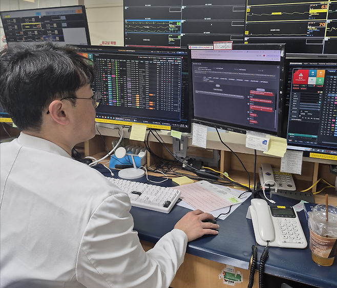 김동기 교수(전남대병원 응급의학과)가 지난달 30일 응급실 내 모니터를 보면서 응급 환자 현황을 파악하고 있다. 사진·본인 제공