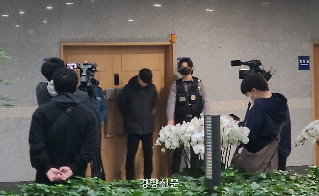 전북경찰청 반부패경제범죄수사대는 6일 오전 전주시 효자동 전북도청 내 지사 집무실 등에 수사관을 보내 압수수색을 진행 중이라고 밝혔다. 경찰은 현금 전달 경위와 자금 출처 등을 확인하기 위해 관련 서류와 전산 자료 등을 확보하고 있는 것으로 알려졌다. 김창효 선임기자