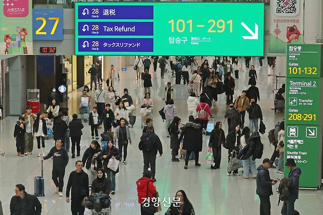 좌석만 확보한 예약 상태라면 가격이 확정되지 않아 유류할증료가 변동될 수 있다. 반대로 결제를 완료해 티켓이 발행됐다면 운임과 세금, 유류할증료가 모두 고정돼 이후 요금이 오르거나 내려도 이미 발권된 항공권에는 영향을 주지 않는다.