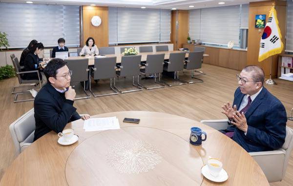 박형준 부산시장이 지난 5일 부산시청 집무실에서 국제신문과 인터뷰를 하고 있다.  이원준 기자