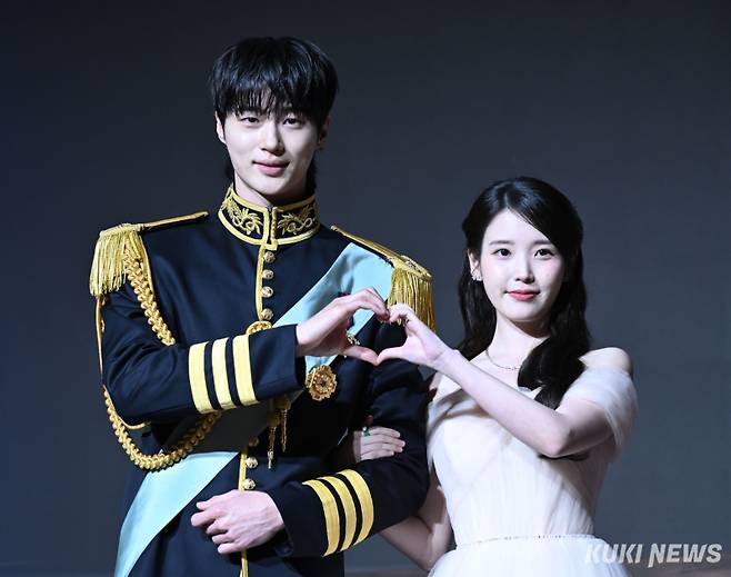 변우석(왼쪽), 아이유가 6일 오후 서울 역삼동 조선 팰리스 서울 강남에서 열린 MBC 금토드라마 ‘21세기 대군부인’ 제작발표회에 참석해 포즈를 취하고 있다. 임은재 기자