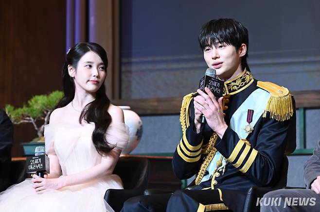 아이유(왼쪽), 변우석이 6일 오후 서울 역삼동 조선 팰리스 서울 강남에서 열린 MBC 금토드라마 ‘21세기 대군부인’ 제작발표회에 참석해 질의응답에 응하고 있다. 임은재 기자