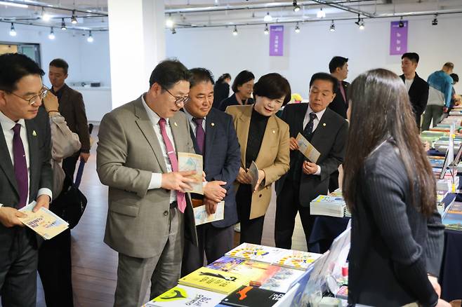 홍태용 김해시장이 '2026 김해독서대전'에 참석해 책 전시장을 둘러보고 있다.&nbsp;
