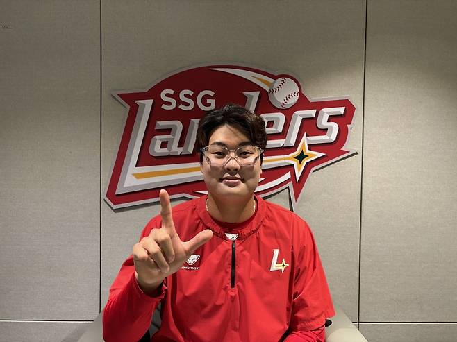 SSG 랜더스 차세대 거포 고명준이 최근 인천 SSG랜더스필드에서 진행된 국민일보와의 인터뷰 도중 구단을 대표하는 시그니처 포즈(L)를 선보이며 사진 촬영을 하고 있다. 인천=최원준 기자