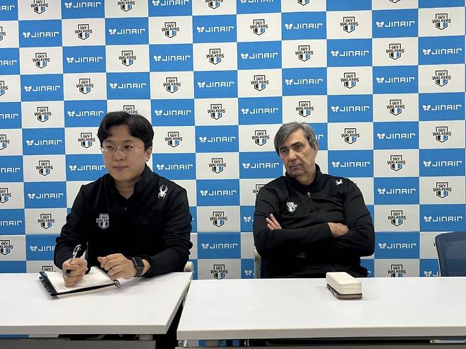 필립 블랑(오른쪽) 현대캐피탈 감독이 6일 충남 천안유관순체육관에서 열리는 2025-2026 V리그 남자부 챔프전을 앞두고 인터뷰하고 있다. 천안=최원준 기자