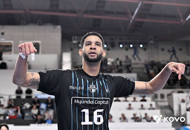 현대캐피탈 레오가 6일 충남 천안유관순체육관에서 열린 2025-2026 V리그 남자부 챔프전에서 서브에이스를 성공시킨 뒤 세리머니를 펼치고 있다. KOVO 제공