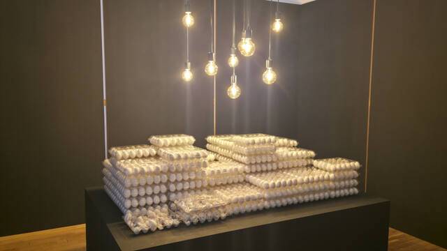 정나영 작가는 신작 ‘부화의 조건’을 통해 3천개의 백토 계란 오브제 속에 관객을 위로하는 문장을 집어넣었다. 관람객의 행위를 통해서만 메시지가 밖으로 나올 수 있다. 이나경기자