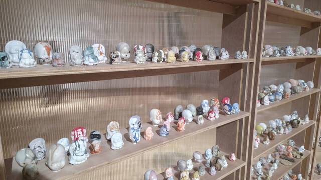 우관호 작가의 ‘일만 개의 선물’. 이번 전시에서 관람객은 마음에 드는 작품을 한 점 고르고, 그 자리에 자신이 남긴 선물을 남기고, 작가에게 사진을 찍어 보내며 작품의 과정에 참여하게 된다. 이나경기자