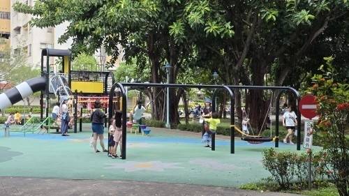 놀이터의 대만 어린이와 부모. [연합뉴스]