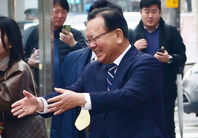 김부겸 더불어민주당 대구시장 후보가 6일 대구 중구에서 열린 기자 간담회에 참석하고자 이동하다가 지지자와 악수하고 있다.<연합뉴스>