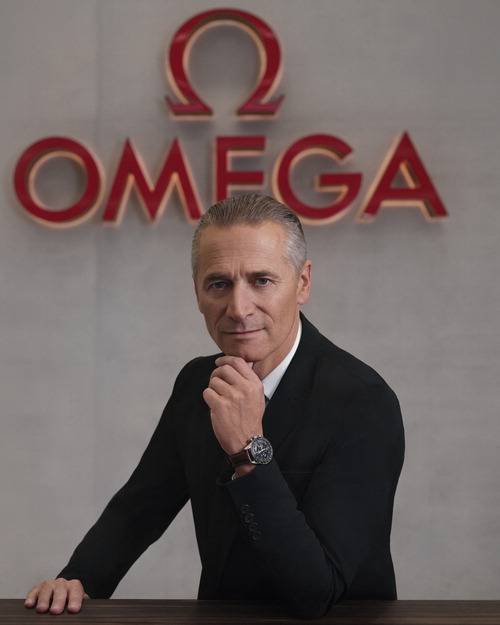 레이날드 애슐리만 오메가 CEO가 포즈를 취하고 있다. 오메가