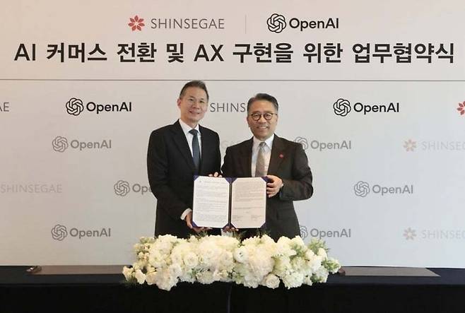 6일 웨스틴 조선 서울에서 진행된 신세계그룹과 오픈AI의 ‘AI 커머스 사업협력’ 업무협약식에서 임영록(오른쪽) 신세계그룹 경영전략실장과 김경훈 오픈AI 코리아 총괄대표가 기념촬영을 하고 있다. [신세계그룹]
