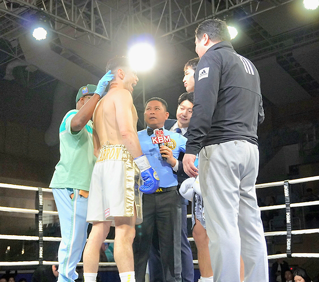 도전자 조반니 카브레라 미올레티가 2026년 4월 경기도 남양주체육문화센터 특설 링에서 세계복싱협회 라이트급 아시아 타이틀매치 시작 전 주의 사항을 들으면서 챔피언 최시로의 기선을 제압하려 시도하고 있다. 사진=한국복싱커미션 KBM