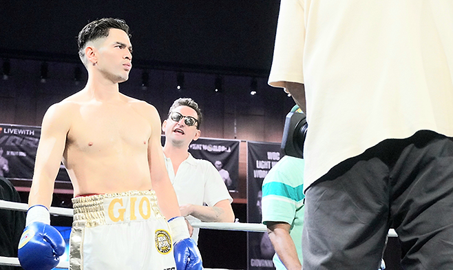 조반니 카브레라 미올레티가 2026년 4월 경기도 남양주체육문화센터 특설 링에서 세계복싱협회 라이트급 아시아 타이틀매치 도전자로 소개되고 있다. 사진=한국복싱커미션 KBM