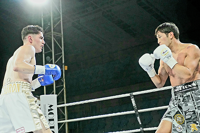 경기도 남양주체육문화센터 특설 링에서 2026년 4월 세계복싱협회 라이트급 아시아 타이틀매치를 하는 도전자 조반니 카브레라 미올레티, 챔피언 최시로. 사진=한국복싱커미션 KBM