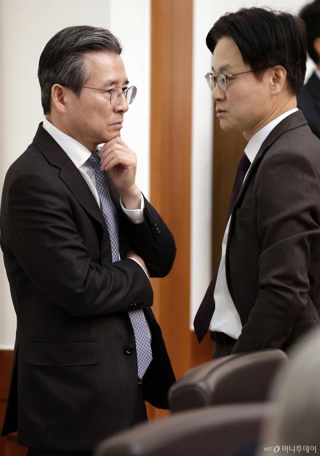 (서울=뉴스1) 허경 기자 = 김용범 정책실장(왼쪽)과 김정관 산업통상부 장관이 24일 청와대에서 열린 국무회의에서 대화를 하고 있다. 2026.2.24/뉴스1  Copyright (C) 뉴스1. All rights reserved. 무단 전재 및 재배포,  AI학습 이용 금지. /사진=(서울=뉴스1) 허경 기자