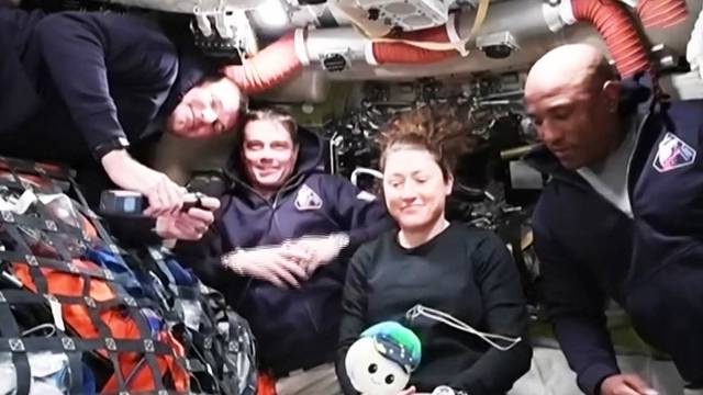 아르테미스 2호 내부에서 인터뷰하는 우주비행사들. AFP·연합