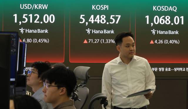 장중 5400 회복  : 6일 오전 서울 중구 하나은행 본점 딜링룸에서 직원들이 업무를 보고 있다. 이날 코스피는 전 거래일 대비 46.05포인트(0.86%) 오른 5423.35로 출발했다.  연합뉴스