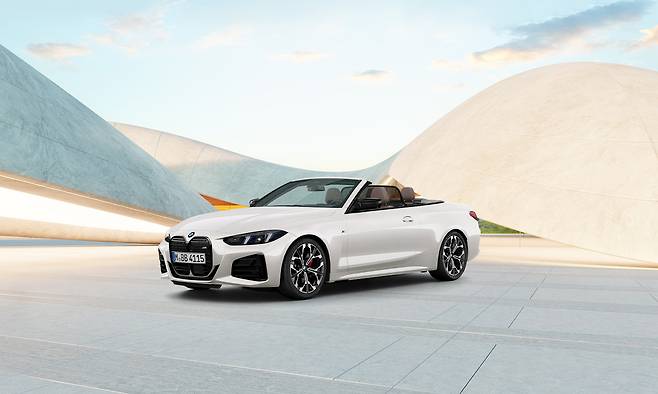 BMW M440i xDrive 컨버터블 프로 미네랄 화이트 에디션. [BMW 제공]