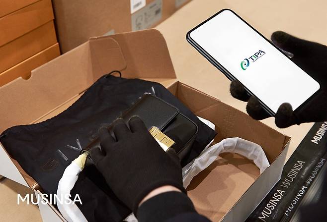 무신사가 무역관련지식재산권보호협회(TIPA)와 협력해 국내로 공급되는 해외 럭셔리 브랜드 제품에 대한 전수 검사를 진행하는 모습 [무신사 제공]