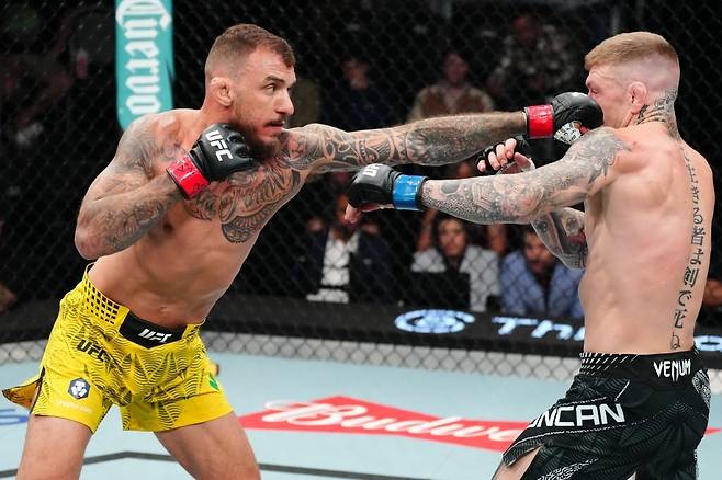 5일 미국 네바다주 라스베이거스 메타 에이펙스에서 열린 ‘UFC 파이트 나이트: 모이카누 vs 던컨’ 메인 이벤트에서 헤나투 모이카누(왼쪽)가 크리스 던컨의 안면에 잽을 적중하고 있다. [UFC 제공]