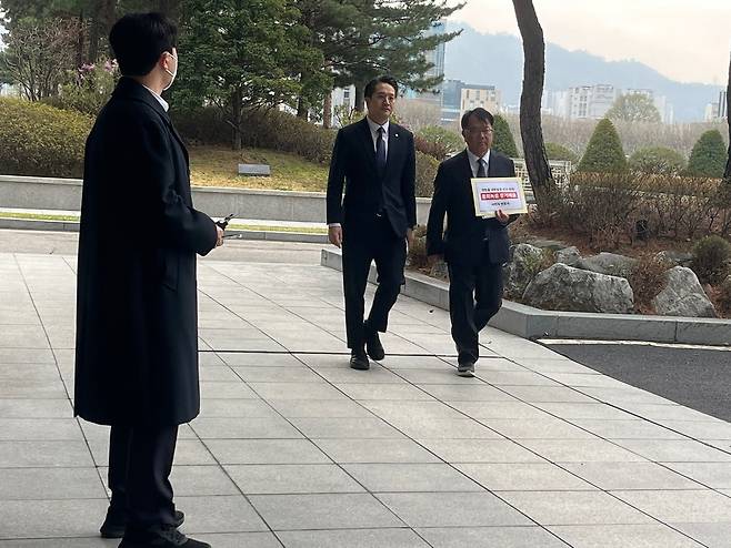 서민석 변호사(오른쪽)와 전용기(가운데) 더불어민주당 의원이 6일 오전 쌍방울 대북송금 사건 관련 박상용 검사 녹취록 증거 제출 기자회견 및 고발인 조사를 위해 서울고검으로 이동하고 있다. 최의종 기자