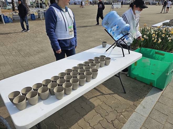 5일 오전 서울 마포 월드컵공원 평화광장에서 열린 ‘2026 무해런’ 급수대에 다회용컵이 놓여 있다. 김광우 기자.