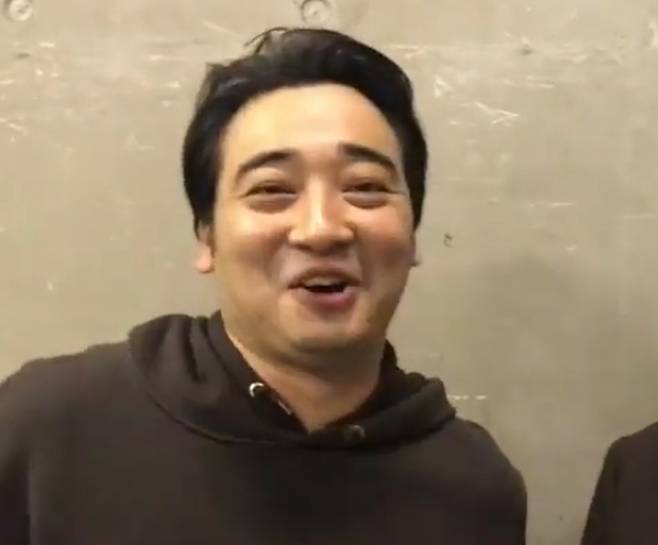 성폭행 혐의로 재판을 받고 있는 일본의 유명 개그맨 사이토 신지(43)가 연예계에서 퇴출된 뒤 자숙 없이 길거리 영업에 나서 비난을 받고 있다. [인스타그램]