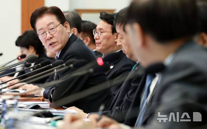 [서울=뉴시스] 고범준 기자 = 이재명 대통령이 6일 청와대에서 열린 국무회의 겸 비상경제점검회의에서 김윤덕 국토교통부 장관에게 질문하고 있다. 2026.04.06. bjko@newsis.com