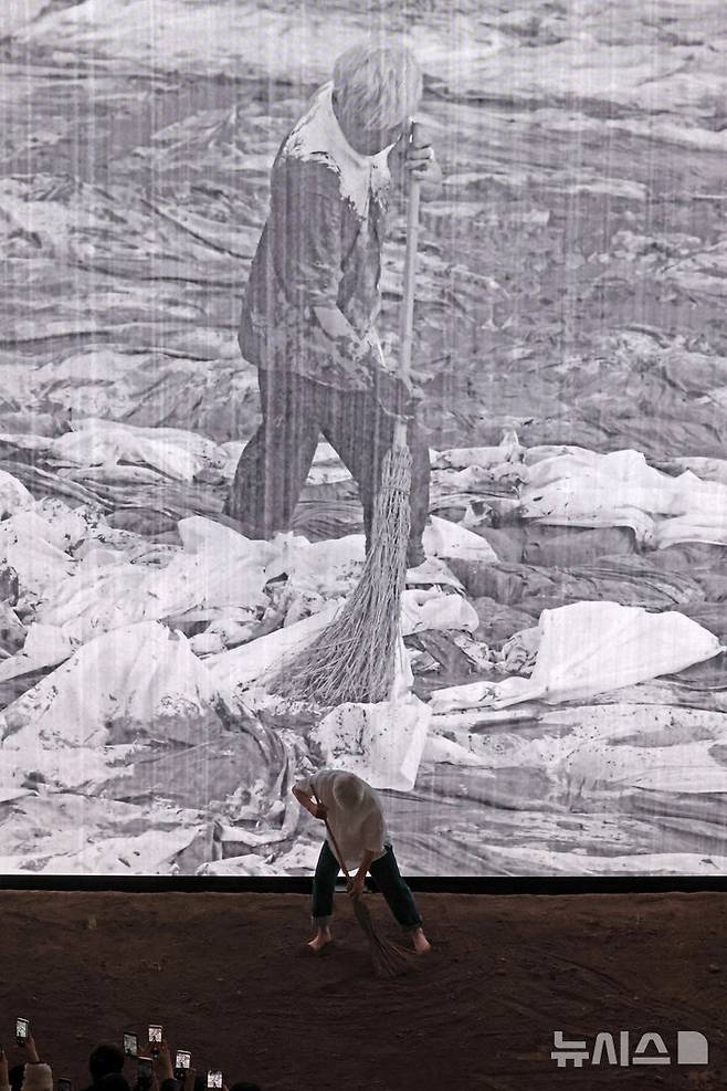 [원주=뉴시스] 박진희 기자 = '숯작가' 이배가 6일 강원 원주시 뮤지엄 산에서 열린 개인전 'En attendant: 기다리며' 기자간담회에 앞서 퍼포먼스를 하고 있다. 그는 30여 년간의 작업을 중심으로 숯을 매개로 자연과 인간, 시간과 존재가 교차하는 관계망을 심층적으로 조망한다. 이번 전시는 뮤지엄 SAN 개관 이래 최초로 선보이는 국내 작가 개인전이다. 2026.04.06. pak7130@newsis.com