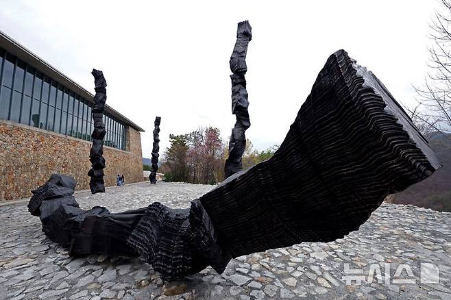 [원주=뉴시스] 박진희 기자 = 한솔문화재단의 뮤지엄 SAN은 6일 강원 원주시 뮤지엄 산에서 한국 현대 미술 작가 이배의 개인전 'En attendant: 기다리며' 기자간담회를 갖고 숯을 매개로 자연과 인간, 시간과 존재가 교차하는 관계망을 심층적으로 조망한 작품 '붓질 Brushstroke'을 선보이고 있다. 이번 전시는 뮤지엄 SAN 개관 이래 최초로 선보이는 국내 작가 개인전이다. 2026.04.06. pak7130@newsis.com